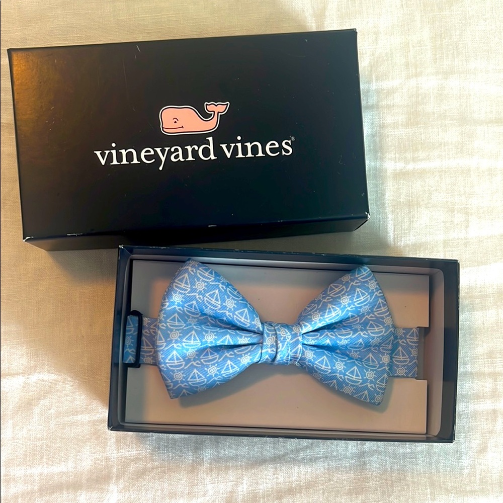 Vineyard Vines little boys 100% silk bow tie.